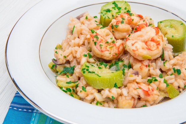 Gericht mit Risotto mit Garnelen und Zucchini