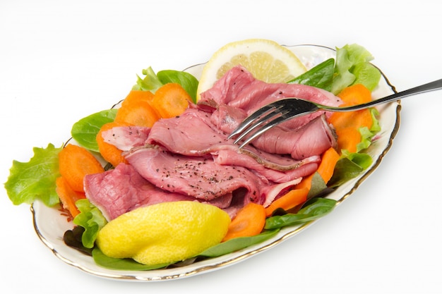 Gericht mit Roastbeef mit Salat