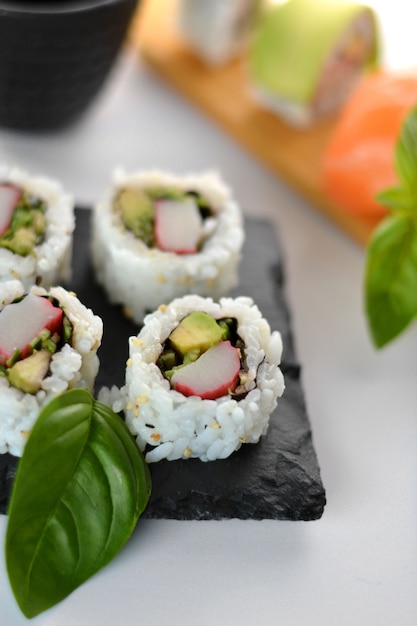 Gericht mit verschiedenen Arten von Sushi, einige von Rotem Thunfisch und anderen Lachsen