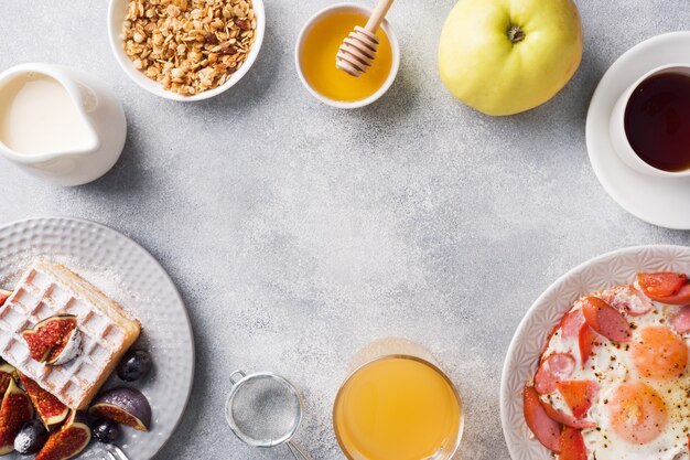 Gerichte zum hausgemachten herzhaften Frühstück.