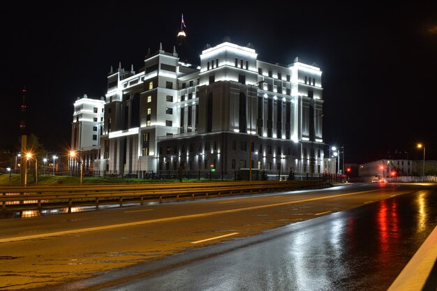 Gerichtsgebäude leuchtet nachts