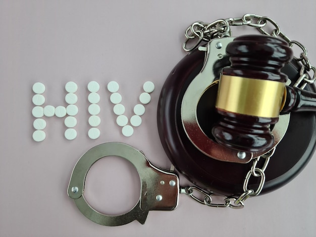 Gerichtshammer und Wort hiv Symbol des Kampfes gegen AIDS