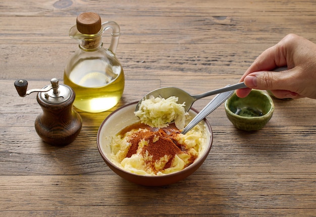 Geriebenen Knoblauch zur Butter hinzufügen