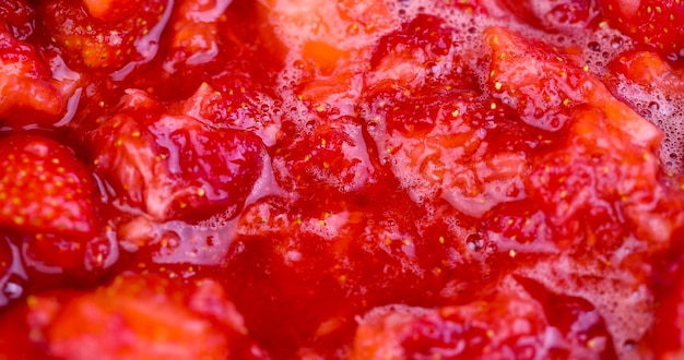 geriebenen roten reifen Erdbeeren beim Kochen