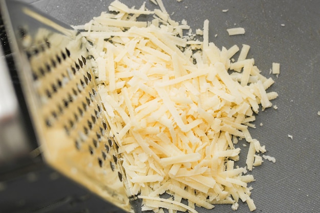 Geriebener harter Parmesankäse auf dem Tisch