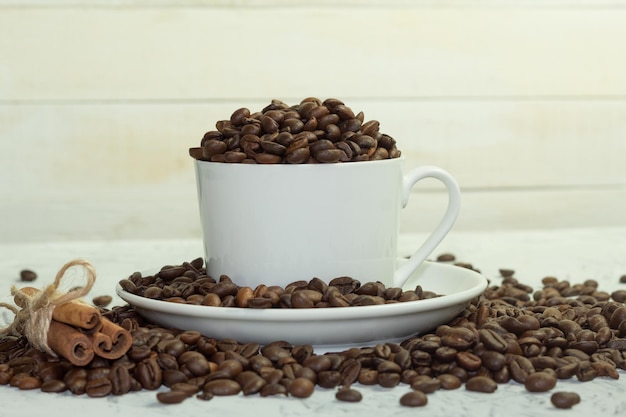 Geröstete Arabica-Kaffeebohnen in einer weißen Tasse