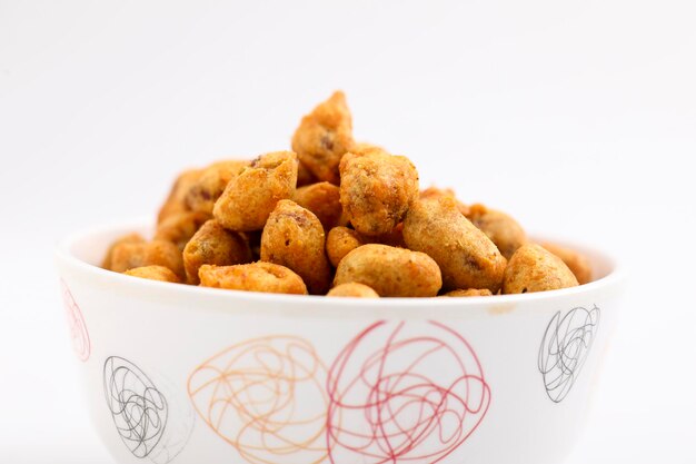 Geröstete beschichtete Erdnüsse auf weißem Hintergrund Leckere Snack-Erdnuss