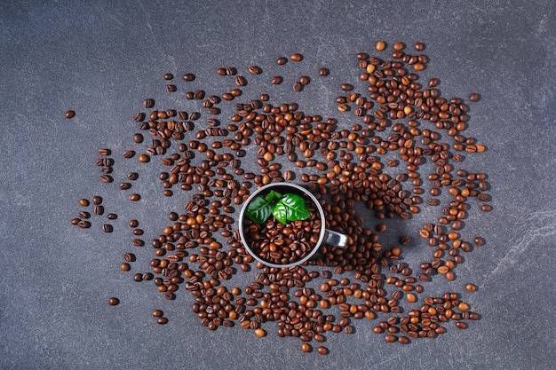 Geröstete braune Kaffeebohnen isoliert