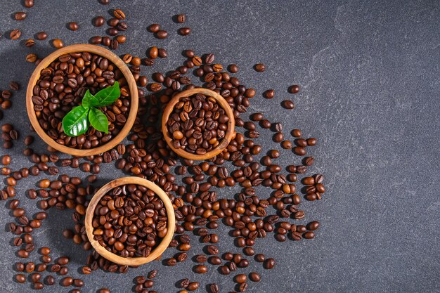 Geröstete braune Kaffeebohnen isoliert