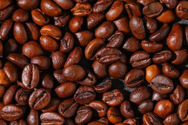 Geröstete braune Kaffeebohnen isoliert