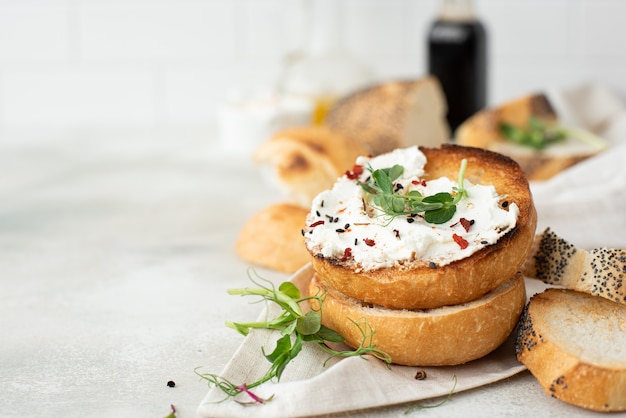 Geröstete Brötchen mit Quark und frischen Kräutern