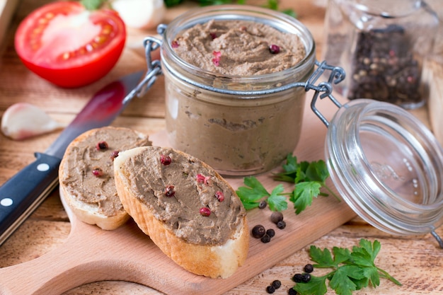 Geröstete Brotscheiben mit leckerer Leberpastete