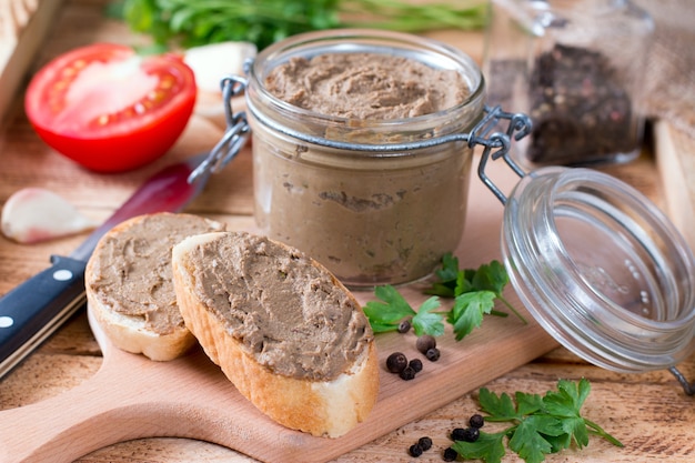 Geröstete Brotscheiben mit leckerer Leberpastete