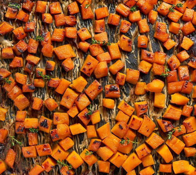 Foto geröstete butternut-kürbiswürfel mit thymian-draufsicht