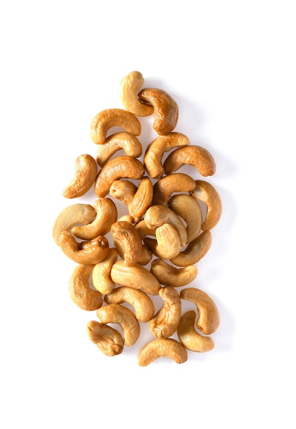 Foto geröstete cashewnüsse auf einem weißen hintergrund