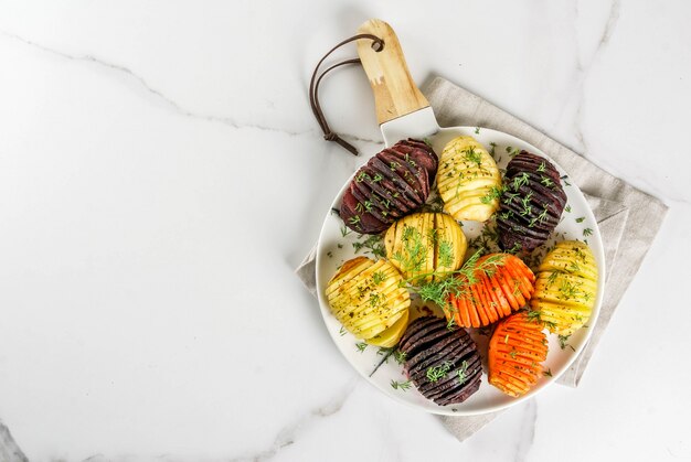 Geröstete Hasselback-Rüben, Karotten, Kartoffeln, mit frischen Kräutern