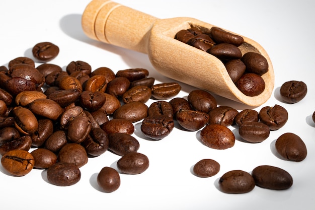 Geröstete Kaffeebohne lokalisiert auf weißem Hintergrund