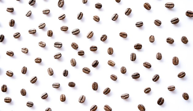 Geröstete Kaffeebohnen arrangieren auf weißem Hintergrund