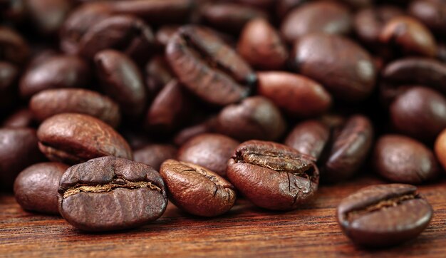 Geröstete Kaffeebohnen auf altem Holztisch