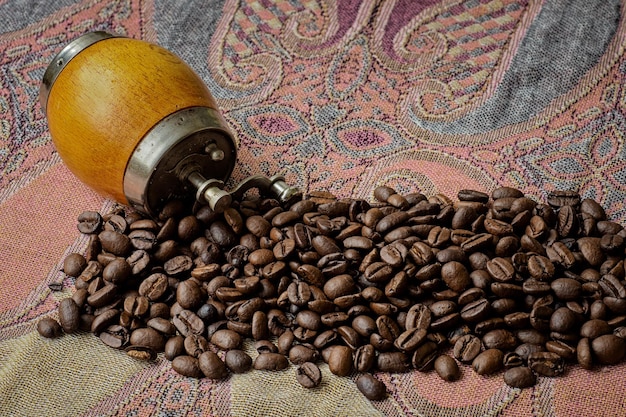 Geröstete Kaffeebohnen auf buntem Tuch auf dem Tisch