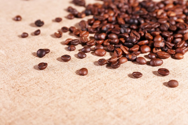 Geröstete Kaffeebohnen auf dem Leinenstoff