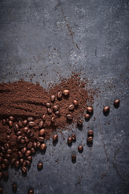 Geröstete Kaffeebohnen auf grauem Hintergrund