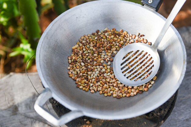 Geröstete Kaffeebohnen auf heißer Pfanne