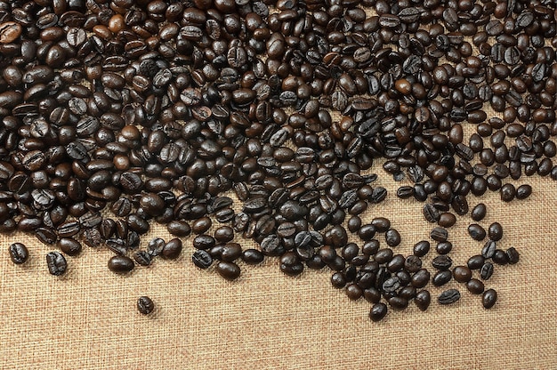 Geröstete Kaffeebohnen auf traditionellem Sacktextilienhintergrund