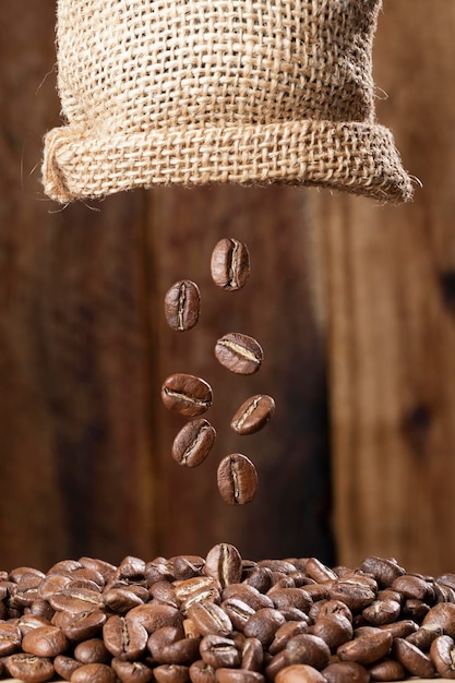 Geröstete Kaffeebohnen aus Kolumbien in der Luft schwebende Arabica-Sorte