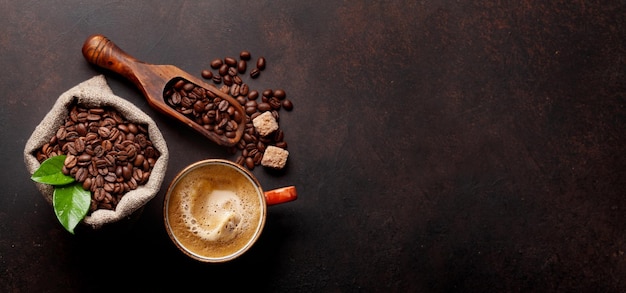 Geröstete Kaffeebohnen, brauner Zucker und Espressotasse