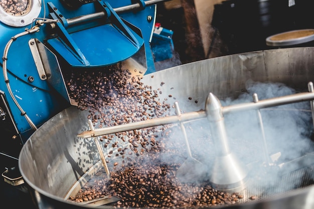 Geröstete Kaffeebohnen, die im Kühlzylinder dämpfen