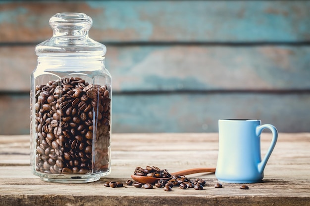 Geröstete Kaffeebohnen für den Hintergrund Bildkopierraum zum Hinzufügen von Text