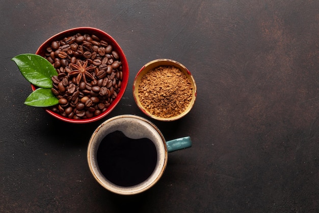 Geröstete Kaffeebohnen gemahlenes Pulver und Tasse