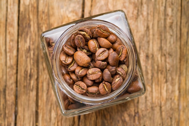 Geröstete Kaffeebohnen im Behälter Kolumbianischer Kaffee