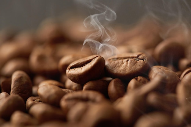 Geröstete Kaffeebohnen in der Nähe Espresso dunkel aromatisches schwarzes Koffeingetränk
