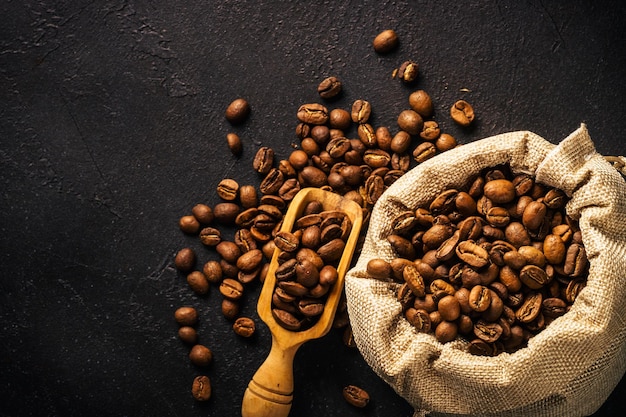 Geröstete Kaffeebohnen in der Sacktüte Natürliche Kaffeebohnen Draufsicht mit Kopierraum