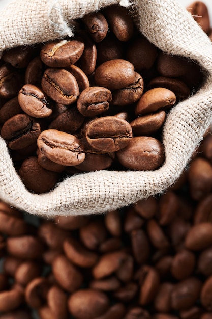 Geröstete Kaffeebohnen in einem Taschennahaufnahmehintergrund