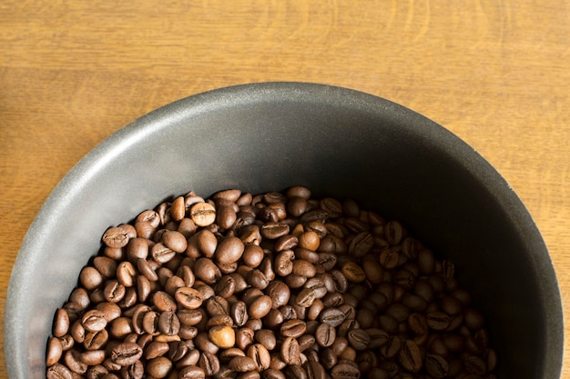 Geröstete Kaffeebohnen in einer Metallschüssel