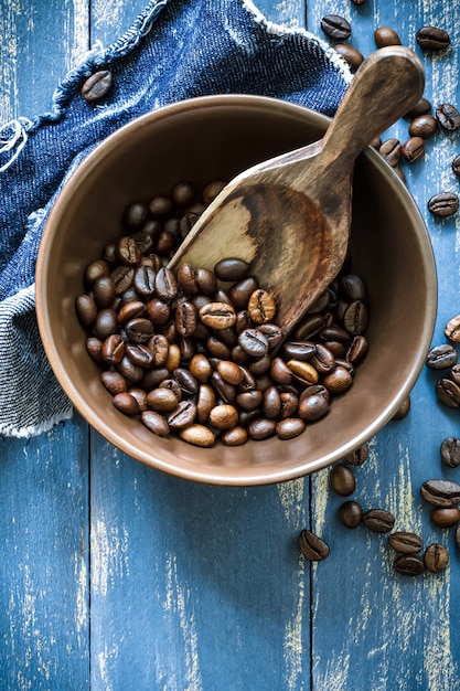 Foto geröstete kaffeebohnen in einer schüssel