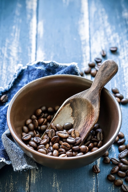 Foto geröstete kaffeebohnen in einer schüssel