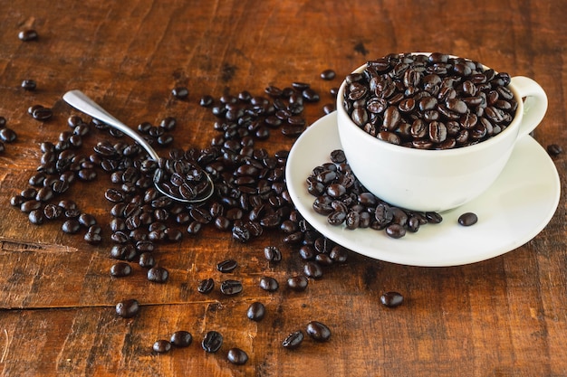 Geröstete Kaffeebohnen in einer Tasse