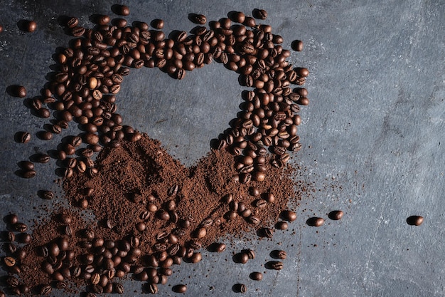 Geröstete Kaffeebohnen in Form eines Herzens auf grauem Hintergrund lieben Kaffee