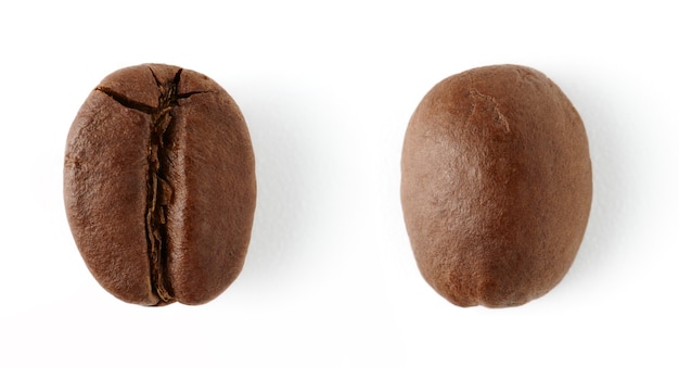 Geröstete Kaffeebohnen isoliert auf weißer Oberfläche