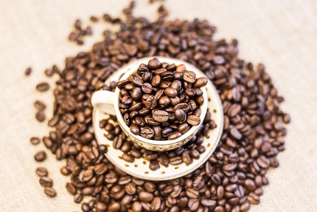 Geröstete Kaffeebohnen mit Cup-Kaffee-Thema