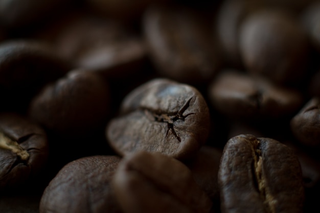 Geröstete Kaffeebohnen mit extrem nahem Hintergrund, Konzept des guten Morgens