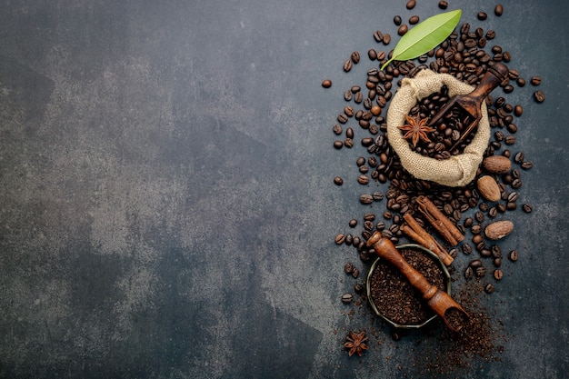 Geröstete Kaffeebohnen mit Kaffeepulver und geschmackvollen Zutaten