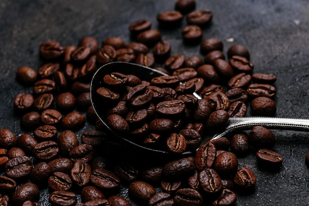 Geröstete Kaffeebohnen Nahaufnahme auf dunklem Hintergrund Kolumbianischer Kaffee