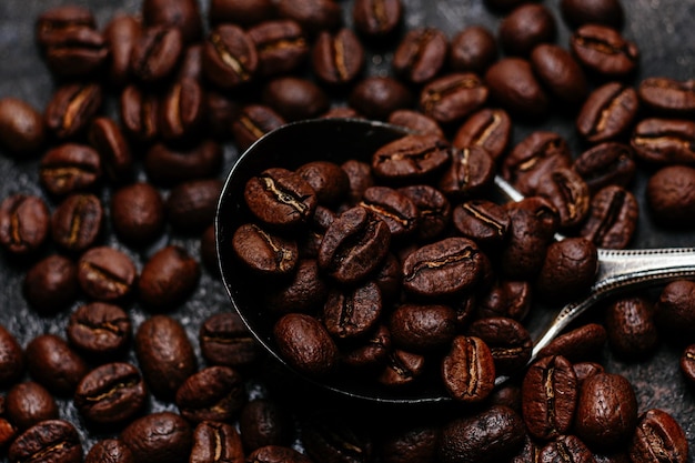 Geröstete Kaffeebohnen Nahaufnahme auf dunklem Hintergrund Kolumbianischer Kaffee