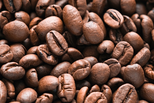 Geröstete Kaffeebohnen. Samen von frisch geröstetem Kaffee. Kaffeebohnen Nahaufnahme.
