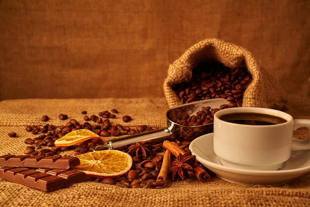 Geröstete Kaffeebohnen, Schokolade, eine Tasse Espresso auf Entlassung